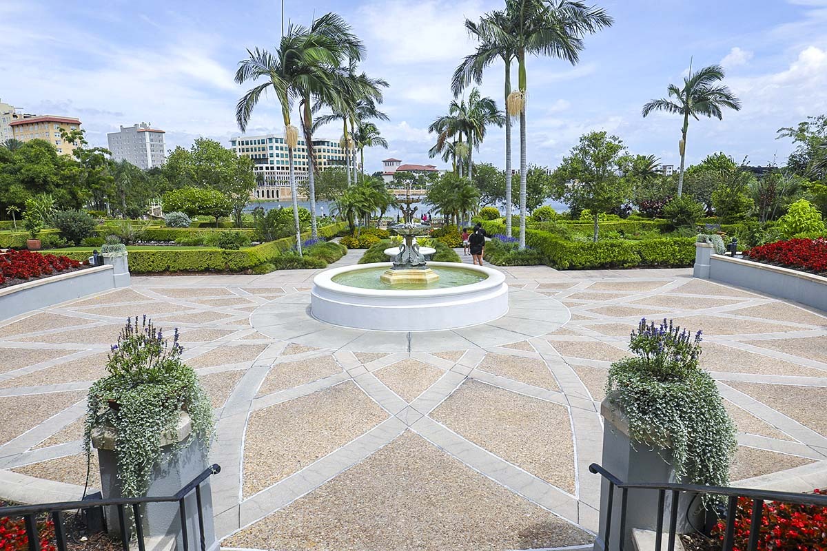 Botanical Garden entrance-edit