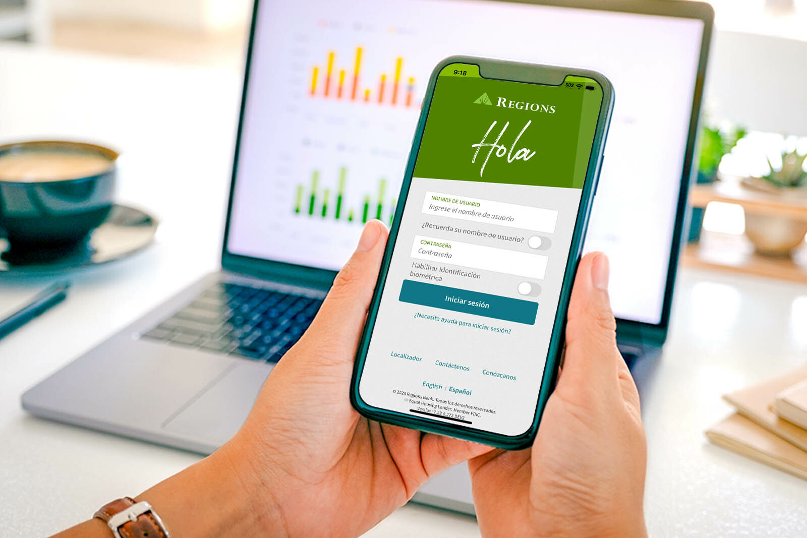 Hand holding the phone with the Spanish app