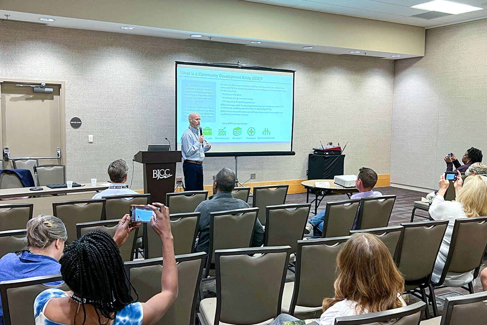 Steve Ross speaking to the audience