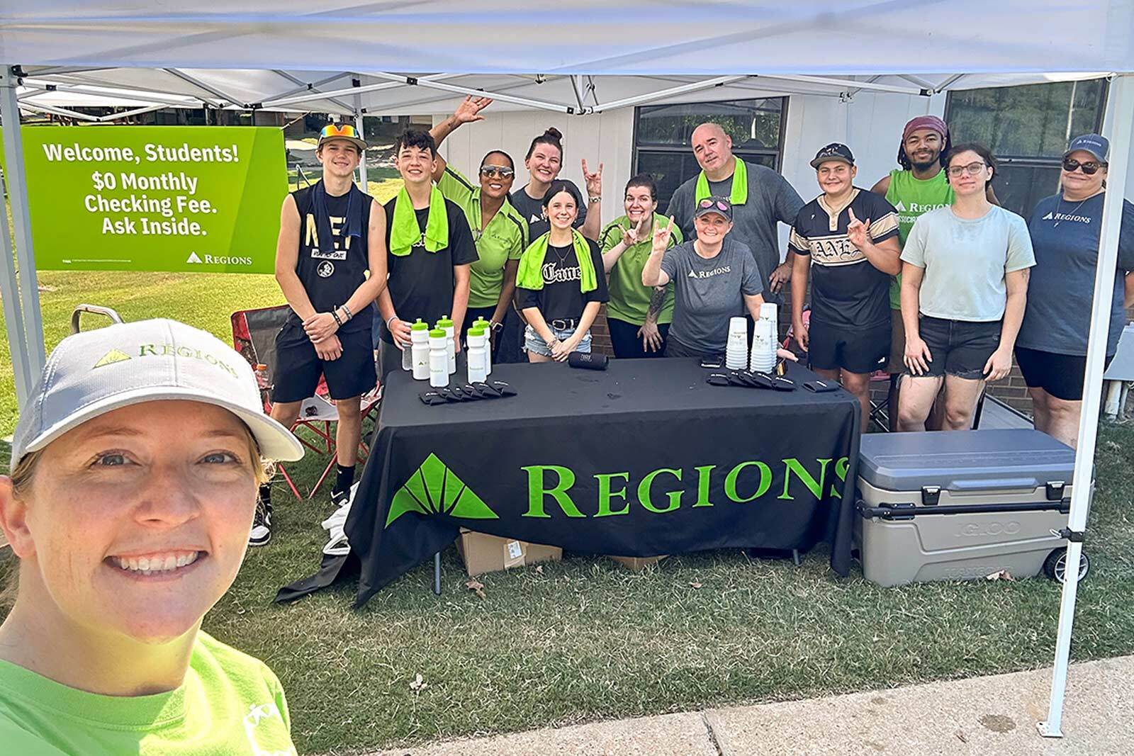 Shelly Lamb and a group of Regions team volunteers at Arkansas State University Move-In Day.