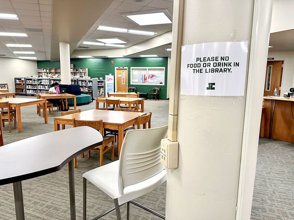 Interiotr of library with a "no food or drink" sign.